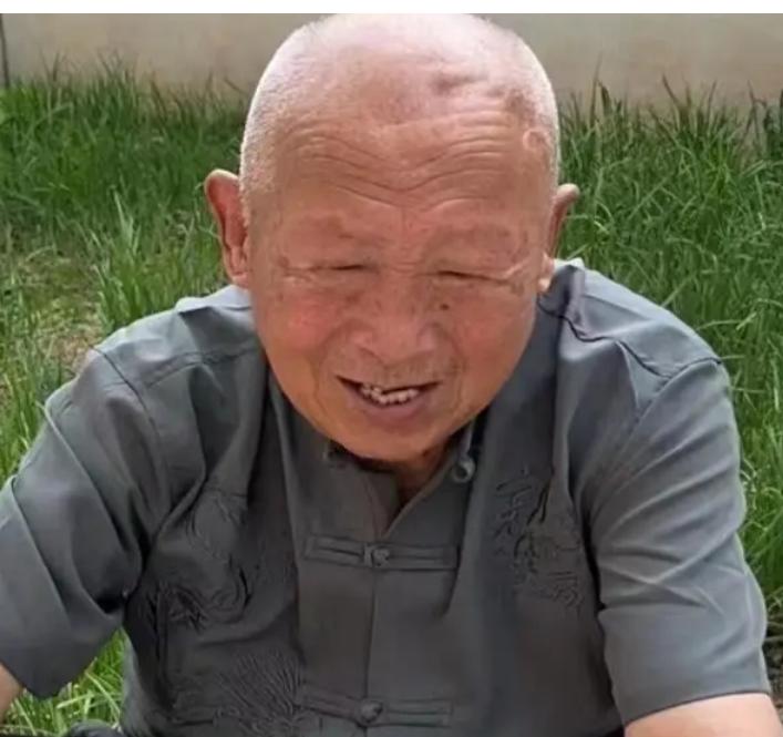 走失者照片 西安市急寻：七旬老人走失，患脑溢血...