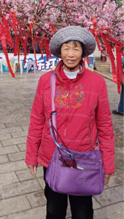 走失者照片 楚雄州寻人：七旬老太走失，穿土黄色...