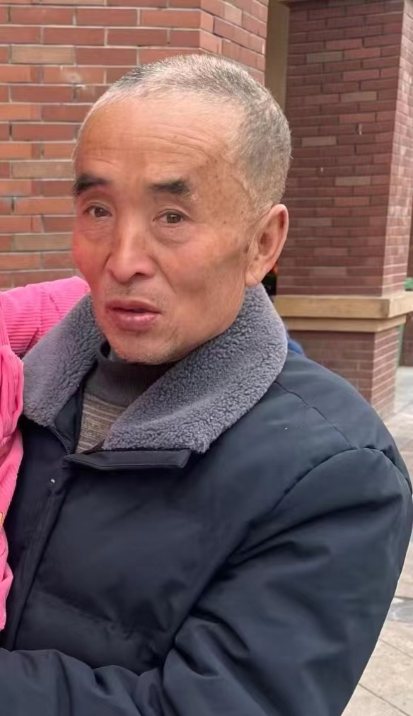 走失者照片 襄阳市急寻：六旬老人失联，穿白色条...