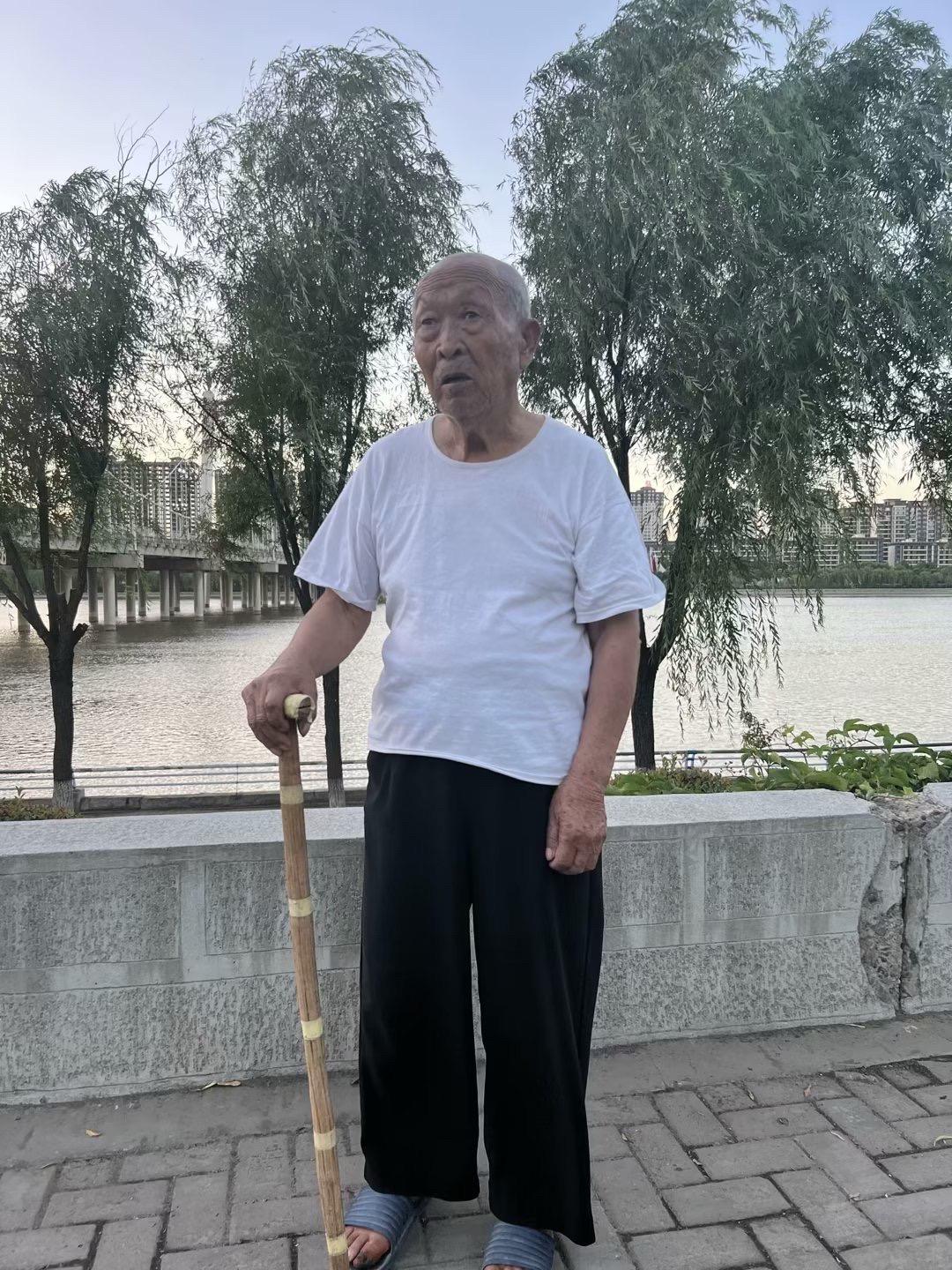 走失者照片 洛阳市寻人：八旬老人失联，穿白色上...