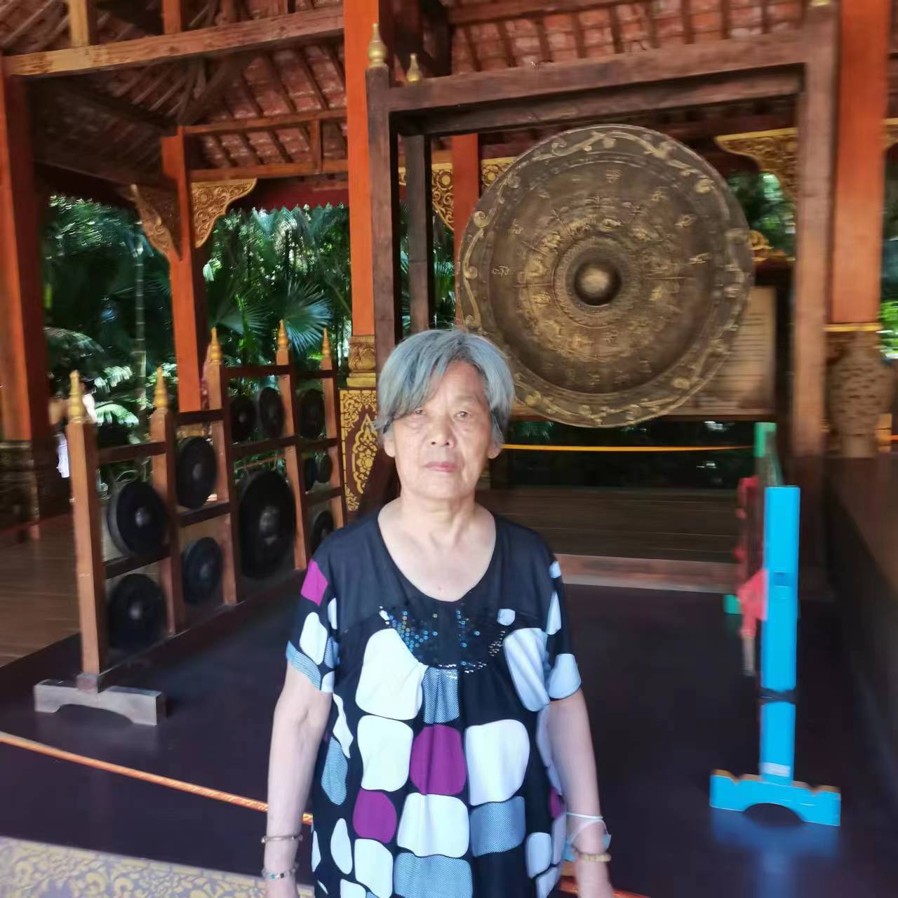 走失者照片 洛阳市急寻：八旬老太走失，穿花色衬...