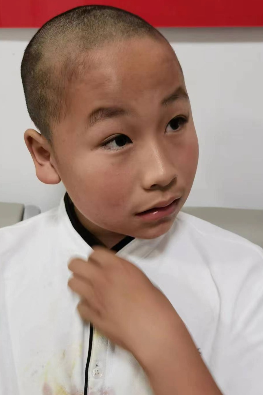 走失者照片 长春市寻亲：13岁男孩被救助，穿白...