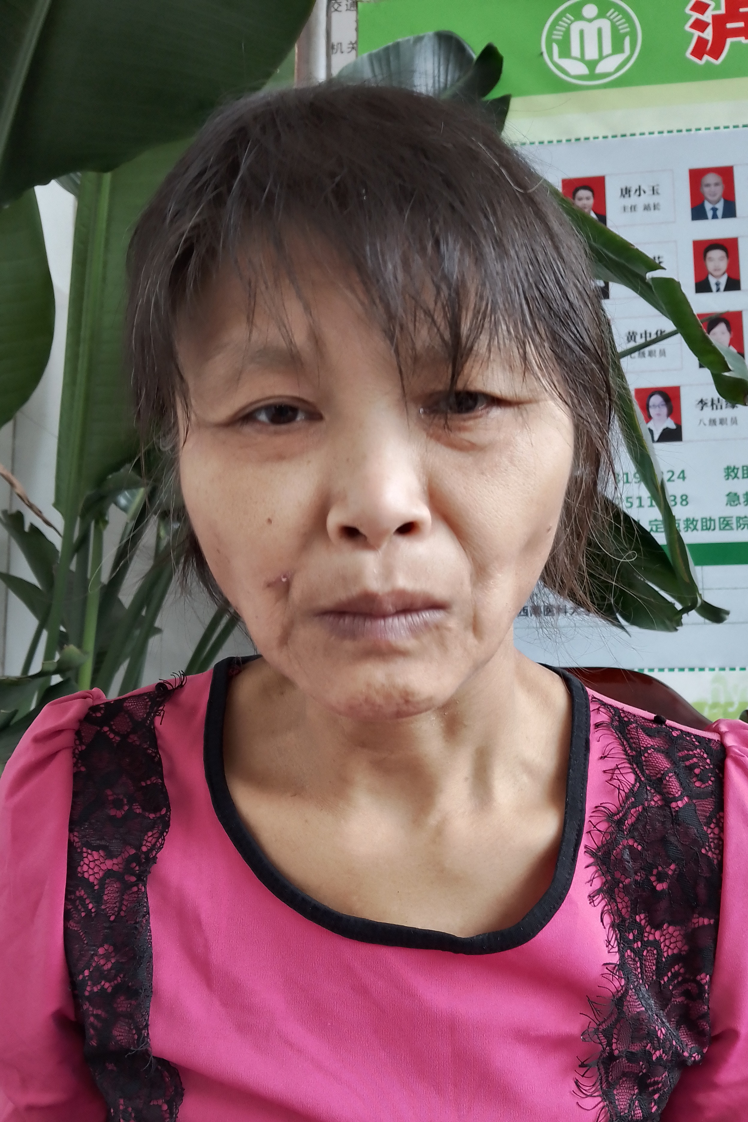 走失者照片 泸州市寻亲：五旬女子被救助，穿红色...