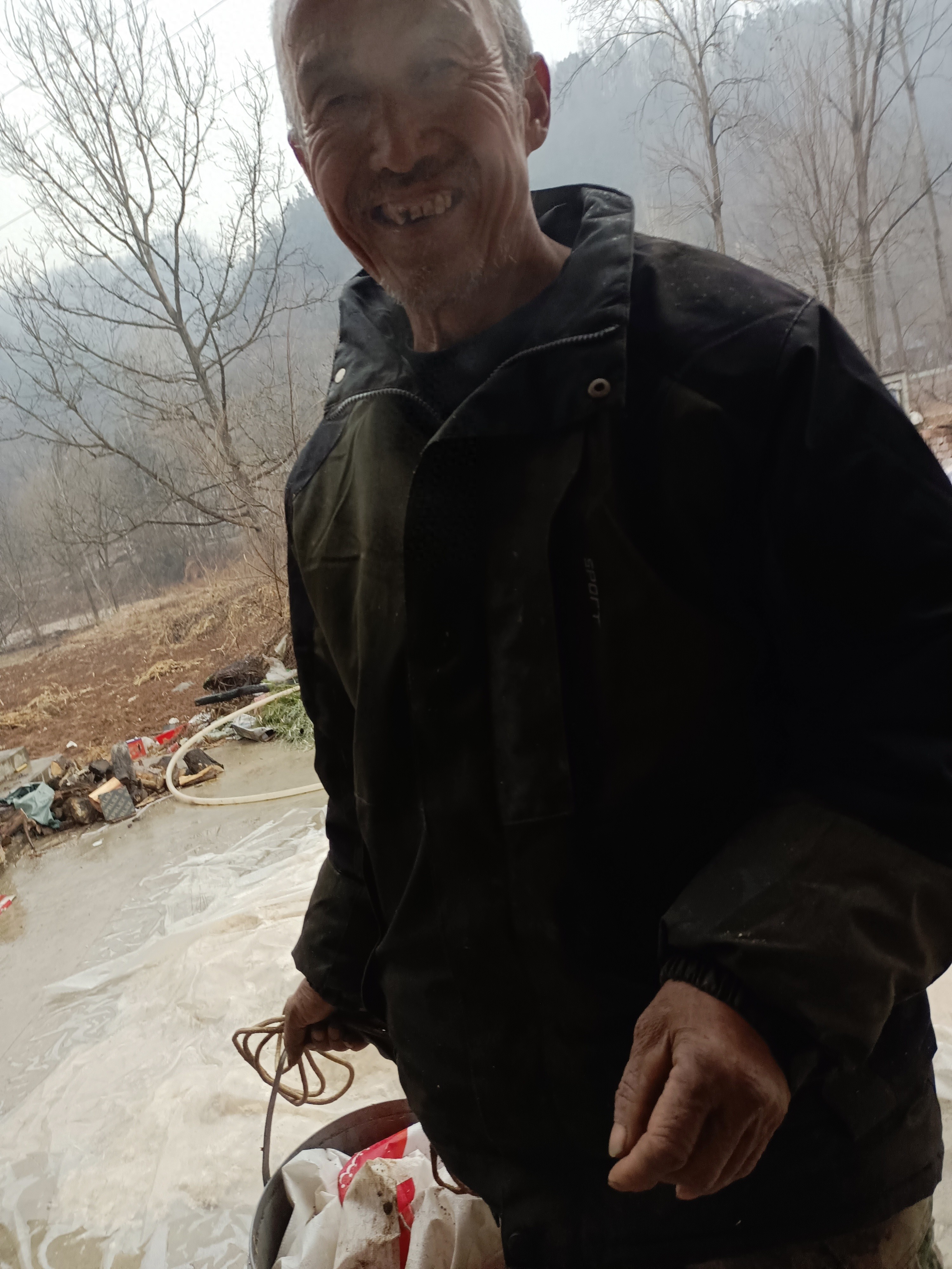 走失者照片 商洛市寻人：六旬老人走失，穿浅蓝色...