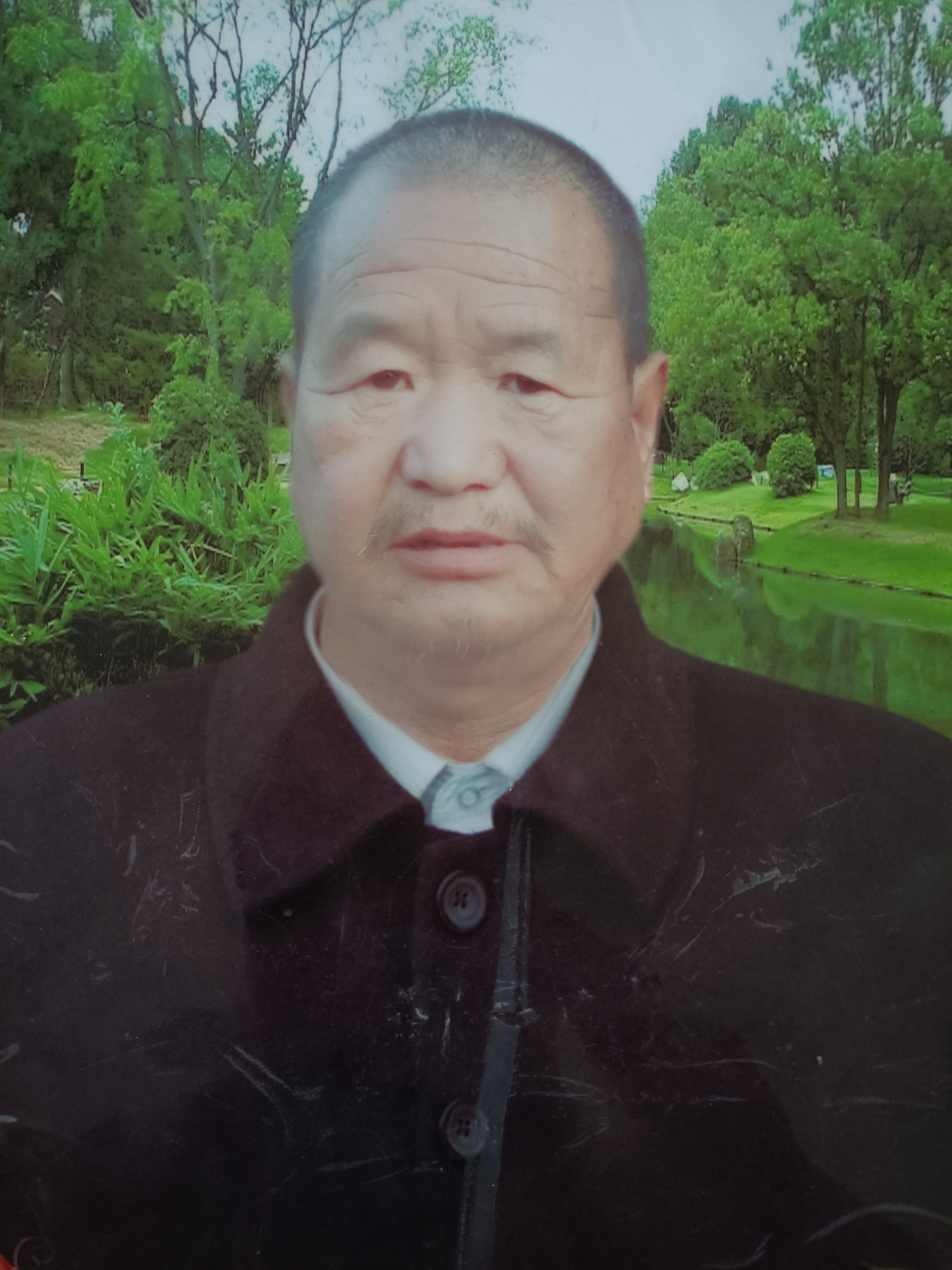 走失者照片 西安市急寻：七旬老人失联，穿白色格...