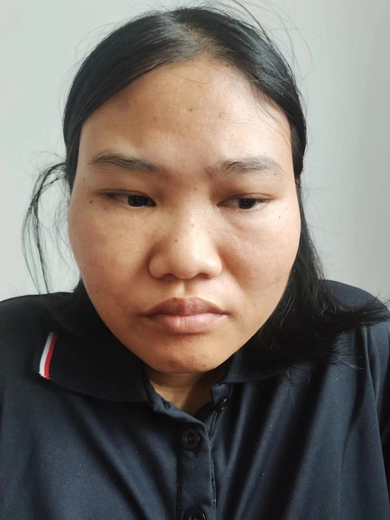 走失者照片 驻马店市寻亲：青年女子被救助，穿蓝...