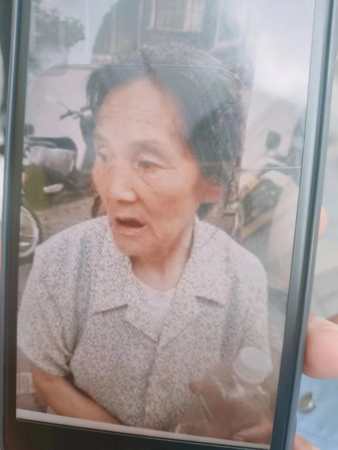走失者照片 洛阳市急寻：七旬老太失联，穿枣红色...
