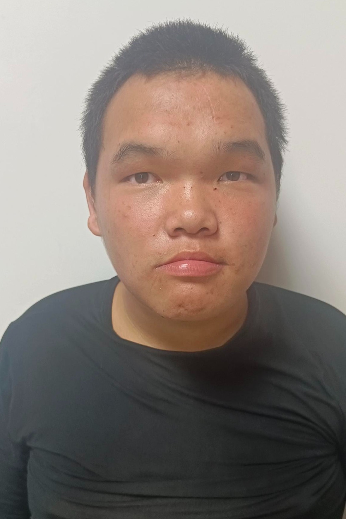 走失者照片 沧州市寻亲：青年男子被救助，穿黑色...