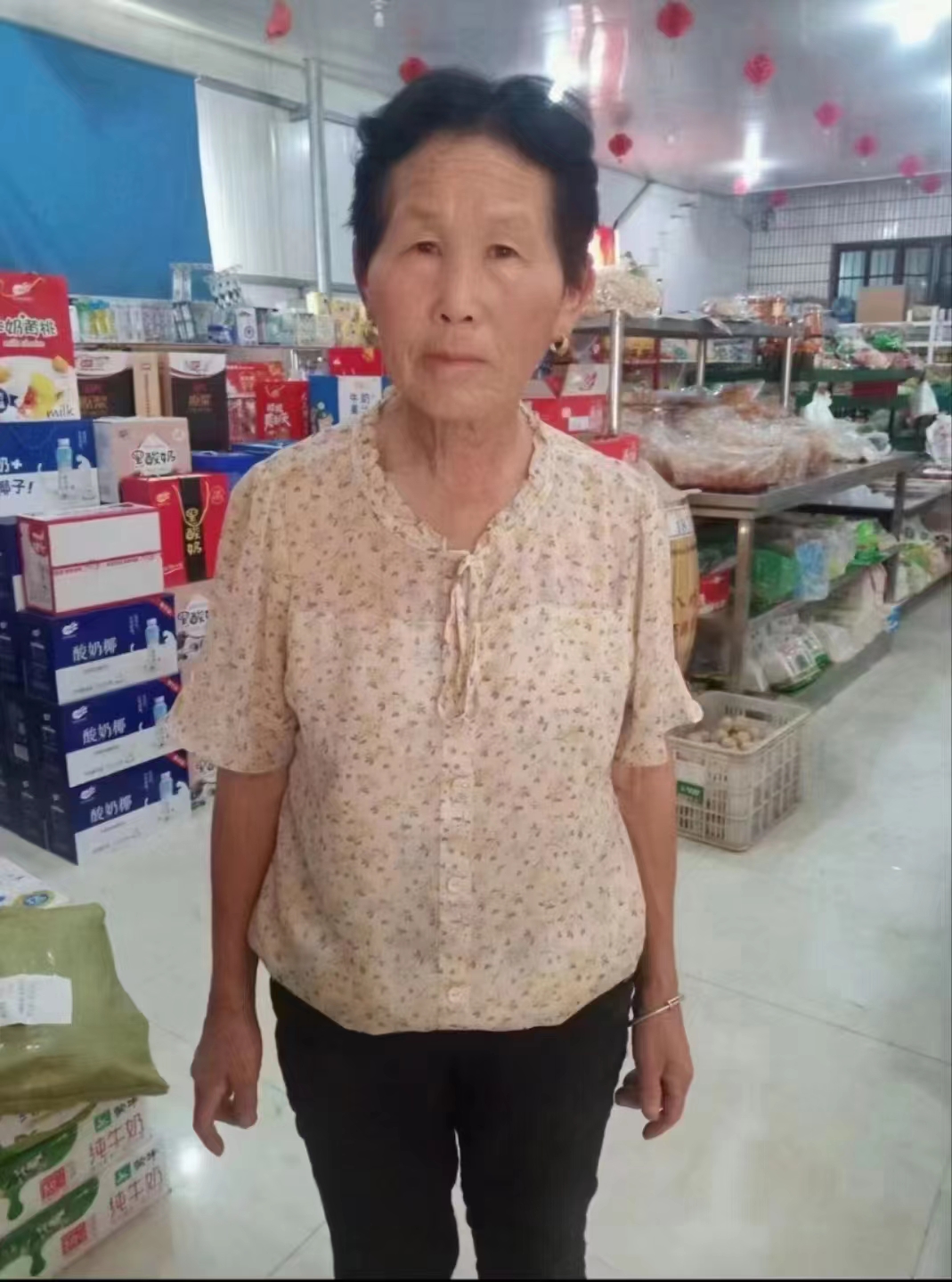走失者照片 安阳市急寻：六旬老太走失，患小脑萎...
