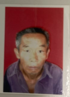 走失者照片 盐城市急寻：六旬老人失联，穿白色衬...
