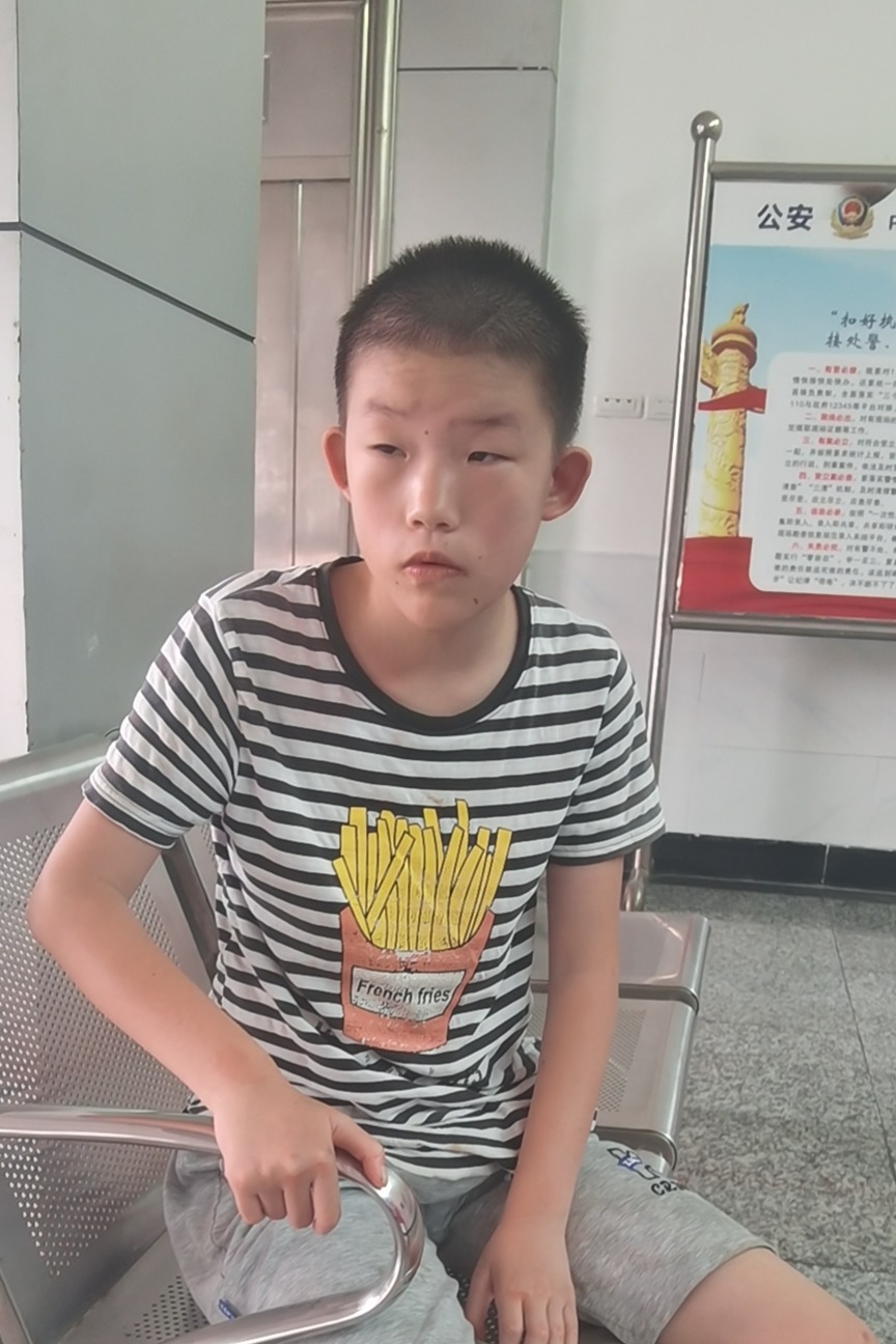 走失者照片 咸宁市赤壁市寻亲：8岁男孩被救助，...