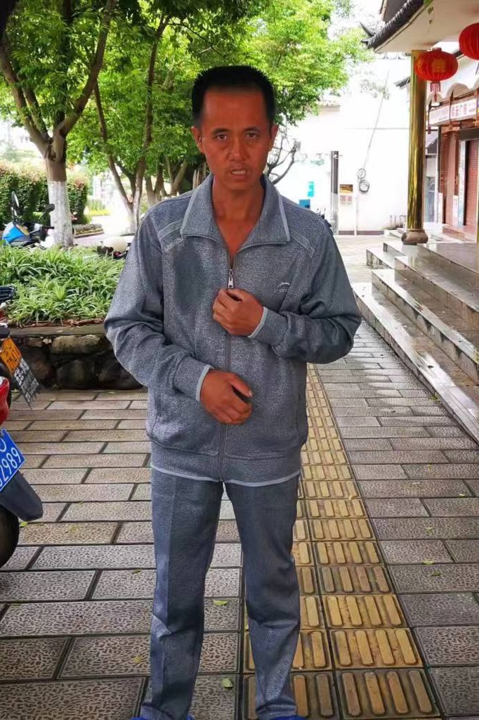 走失者照片 普洱市寻亲：青年男子被救助，穿红色...