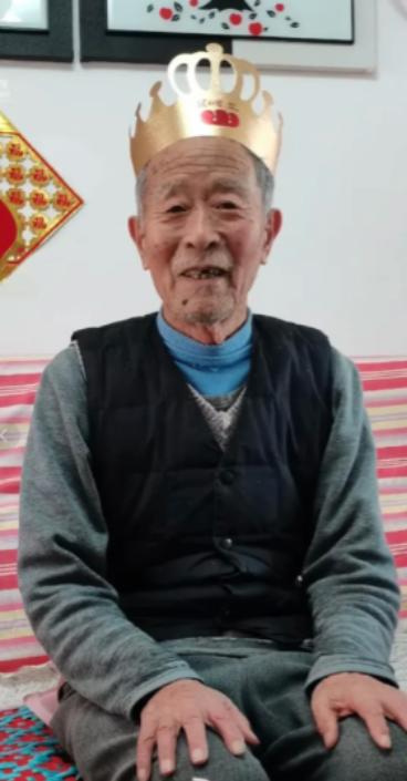 走失者照片 烟台市寻人：八旬老人走失，穿白底蓝...