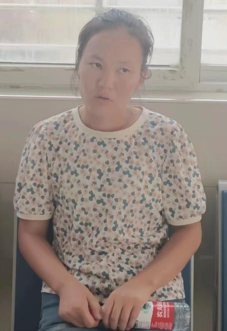 走失者照片 襄阳市寻亲：青年女子被救助，穿碎花...