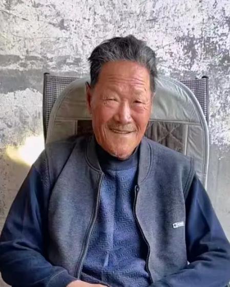 走失者照片 枣庄市寻人：七旬老人失联，穿白色背...