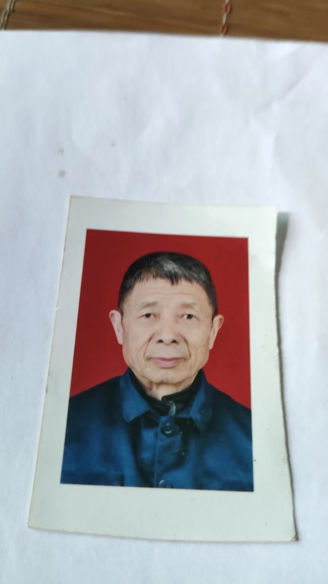 走失者照片 南充市寻人：八旬老人失联，穿白色背...