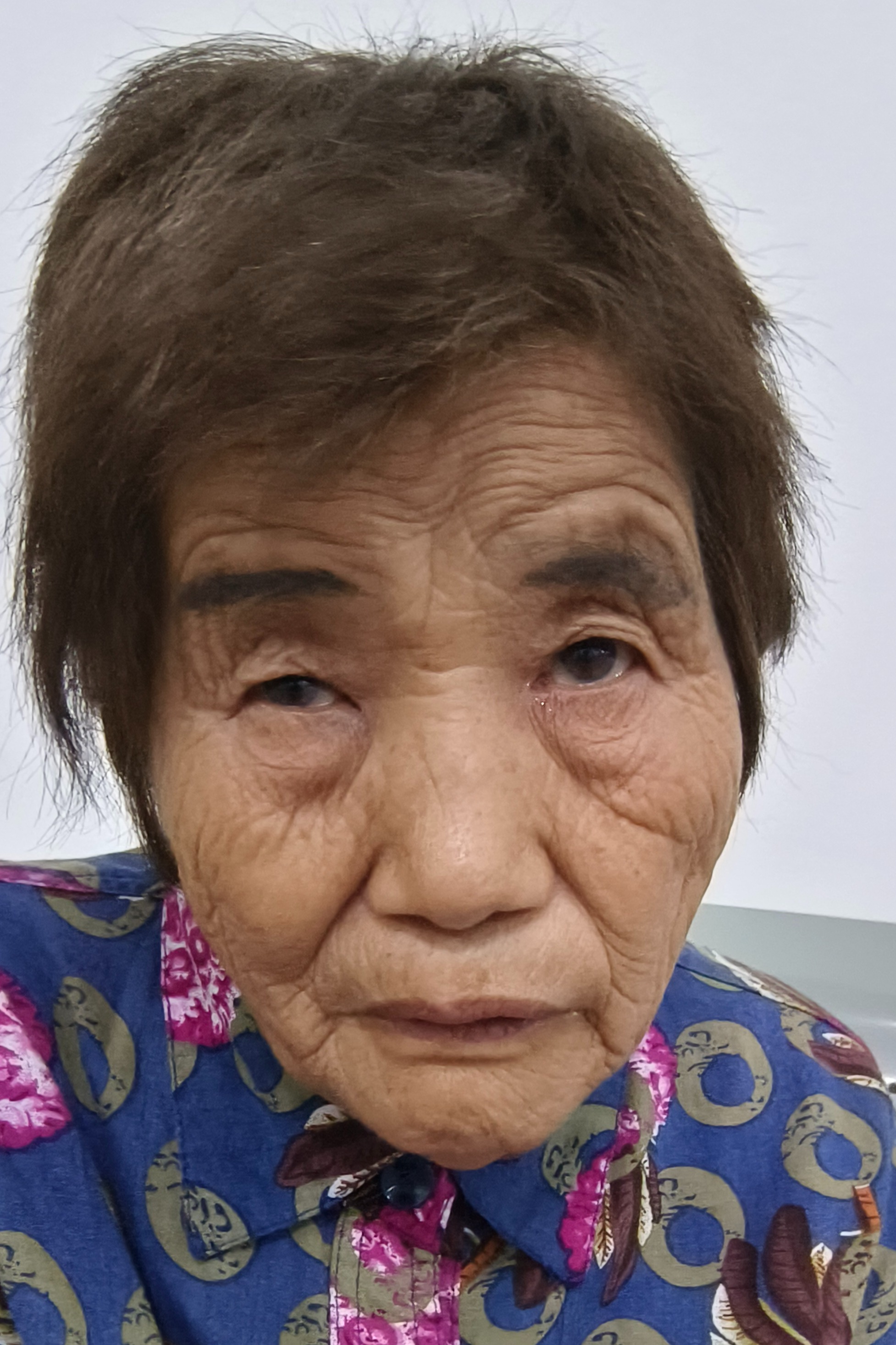 走失者照片 郑州市寻亲：七旬老太被救助，穿花长...