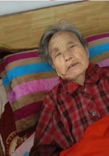 走失者照片 商丘市急寻：八旬老太失联，穿红色上...