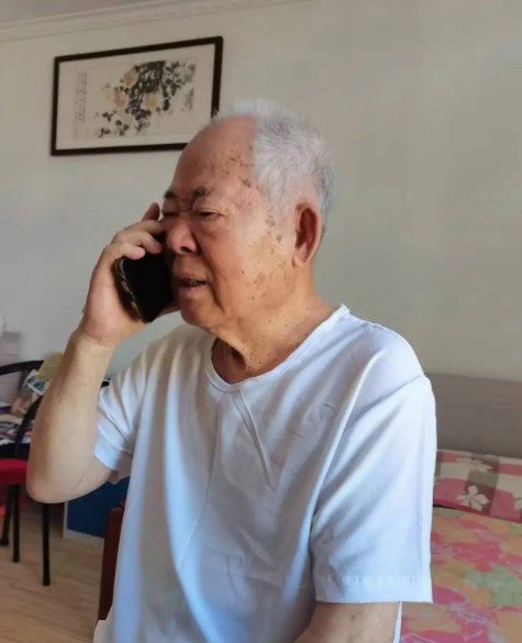 走失者照片 青岛市急寻：八旬老人走失，穿白色汗...