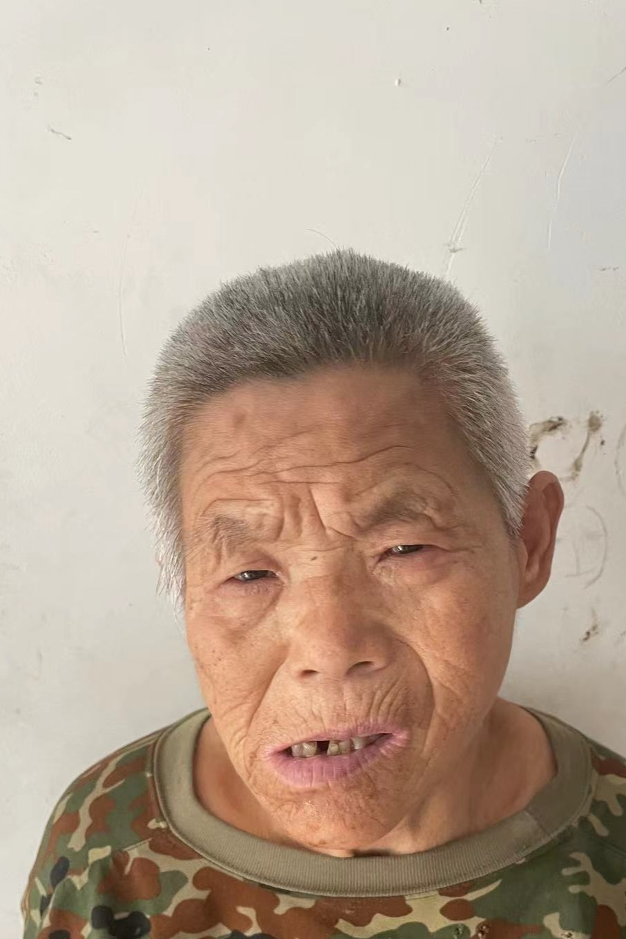 走失者照片 漯河市寻亲：六旬老太被救助，穿蓝色...