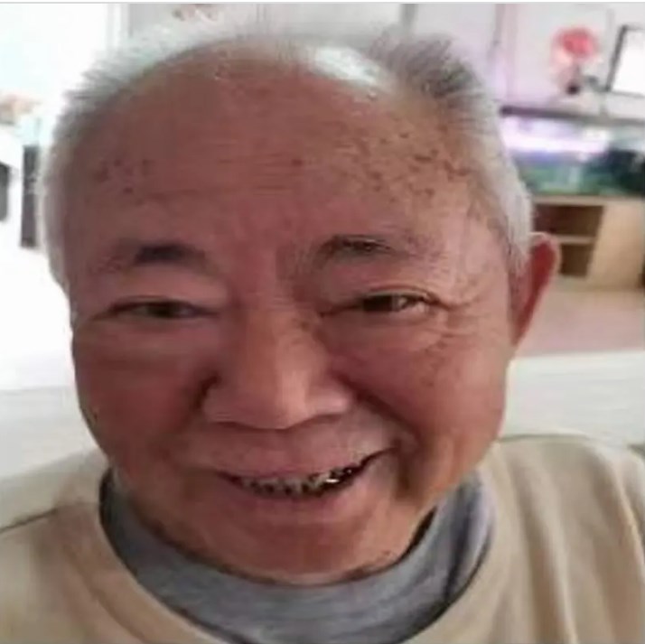 走失者照片 青岛市急寻：八旬老人走失，穿白色汗...