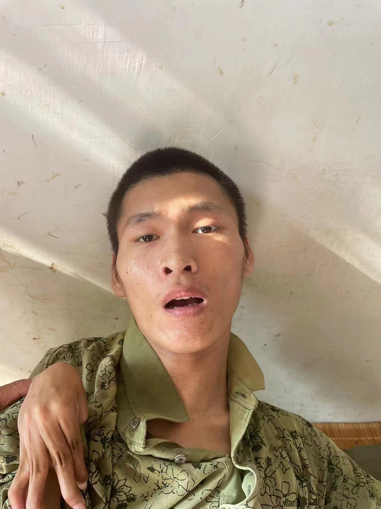 走失者照片 漯河市寻亲：青年男子被救助，穿褐色...