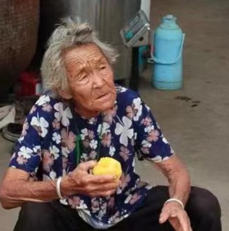 走失者照片 紧急寻人：信阳市八旬老太走失，驼背...