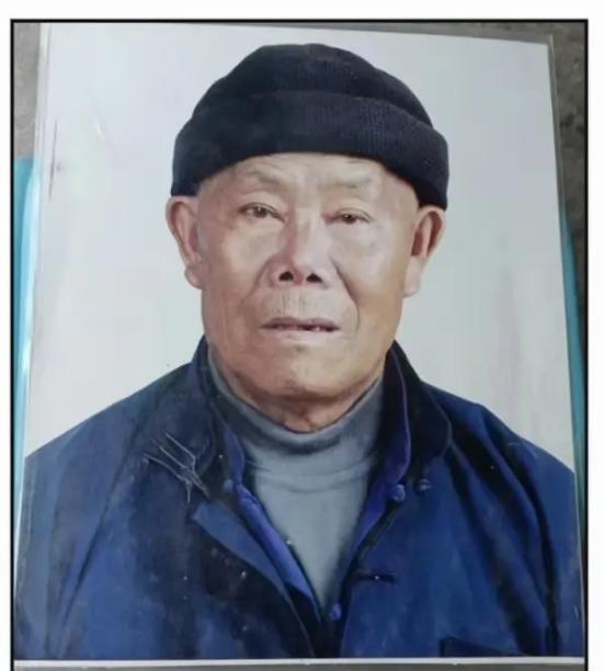 走失者照片 黔西南州急寻：八旬老人走失，穿黑色...