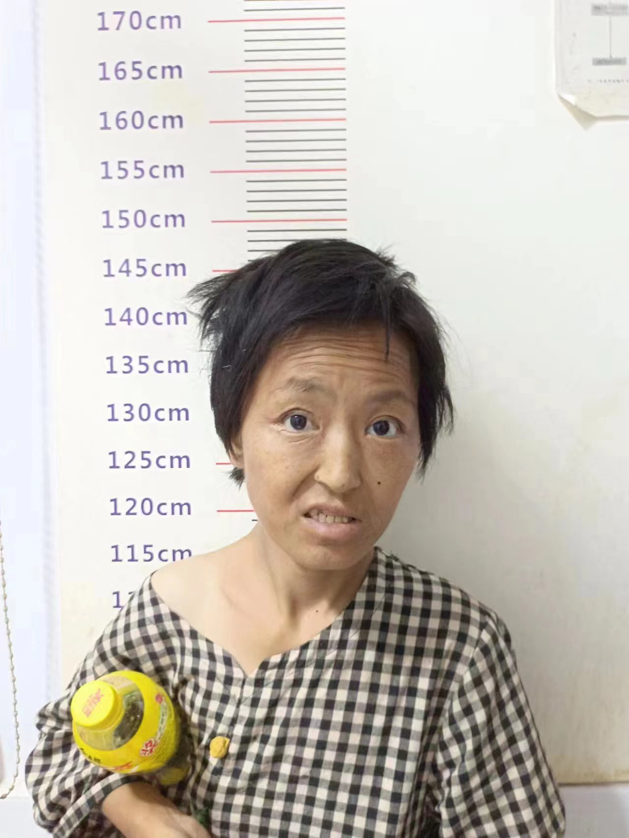走失者照片 亳州市寻亲：青年女子被救助，穿黑白...