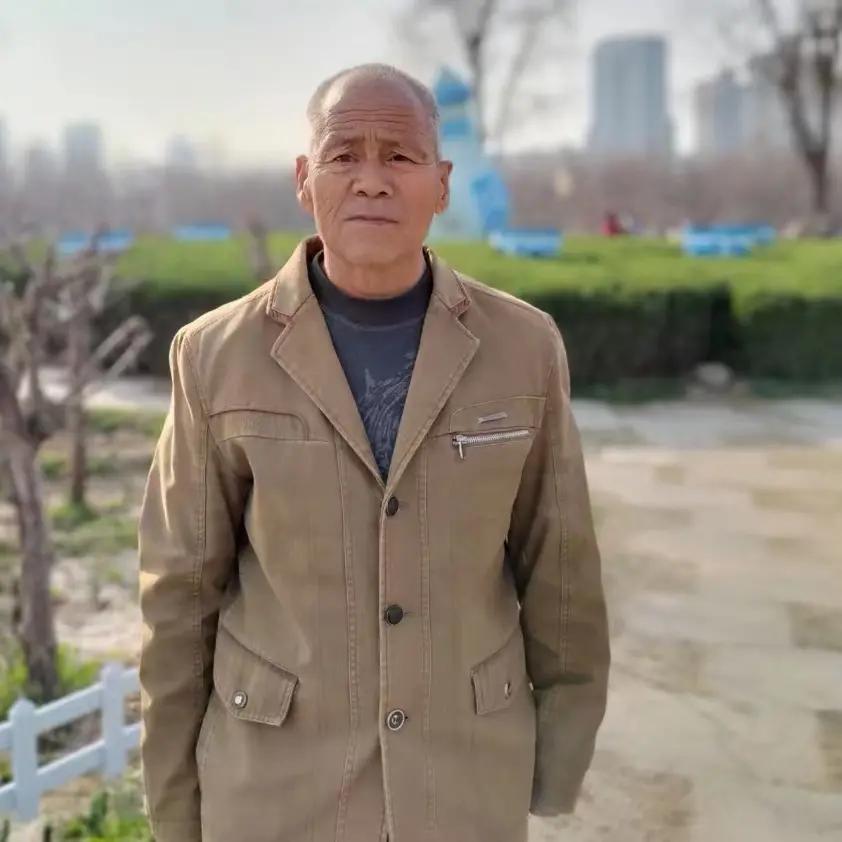 走失者照片 咸阳市急寻：六旬老人走失，穿白底蓝...