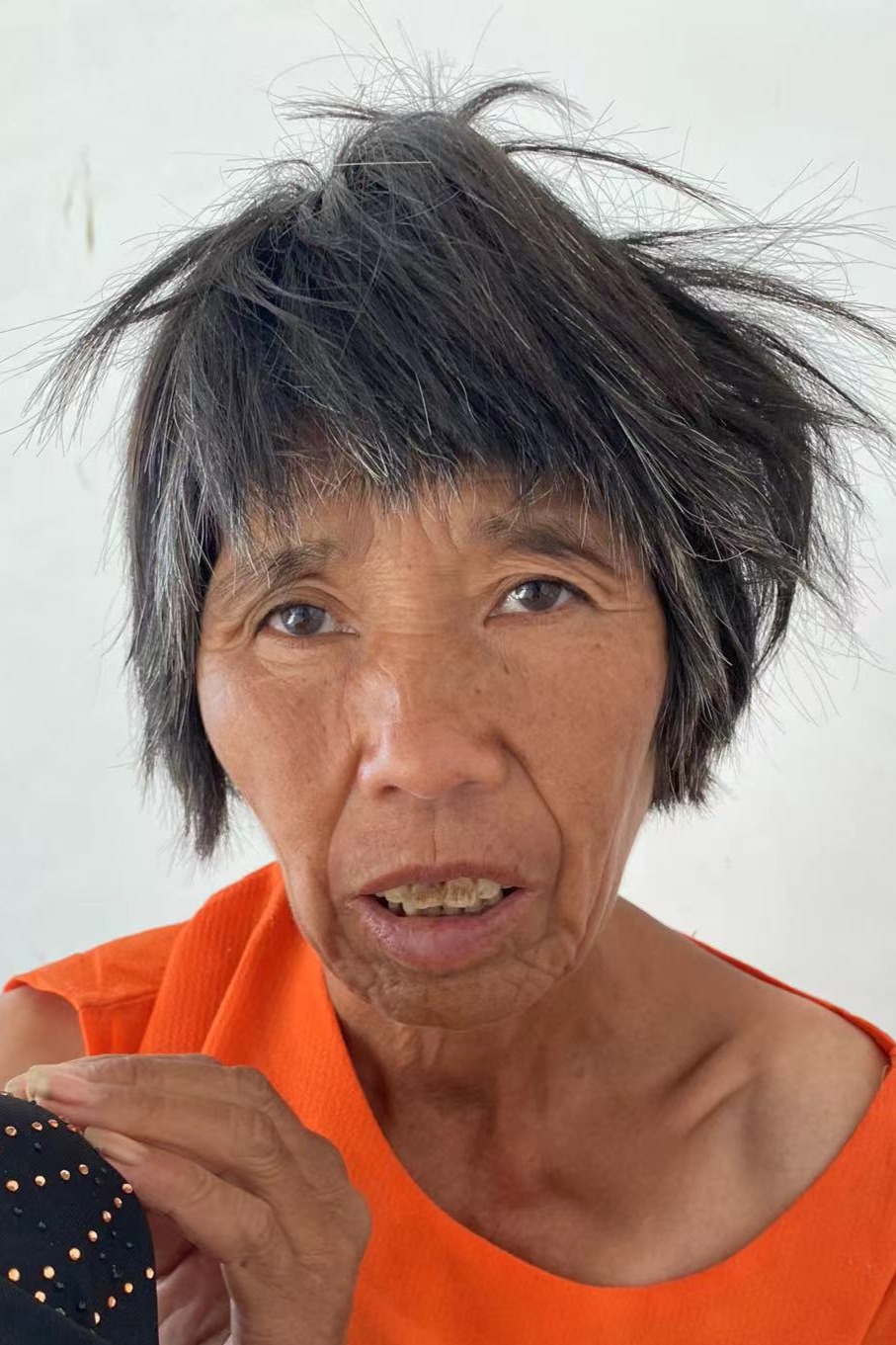走失者照片 六安市寻亲：五旬女子被救助，穿橙色...