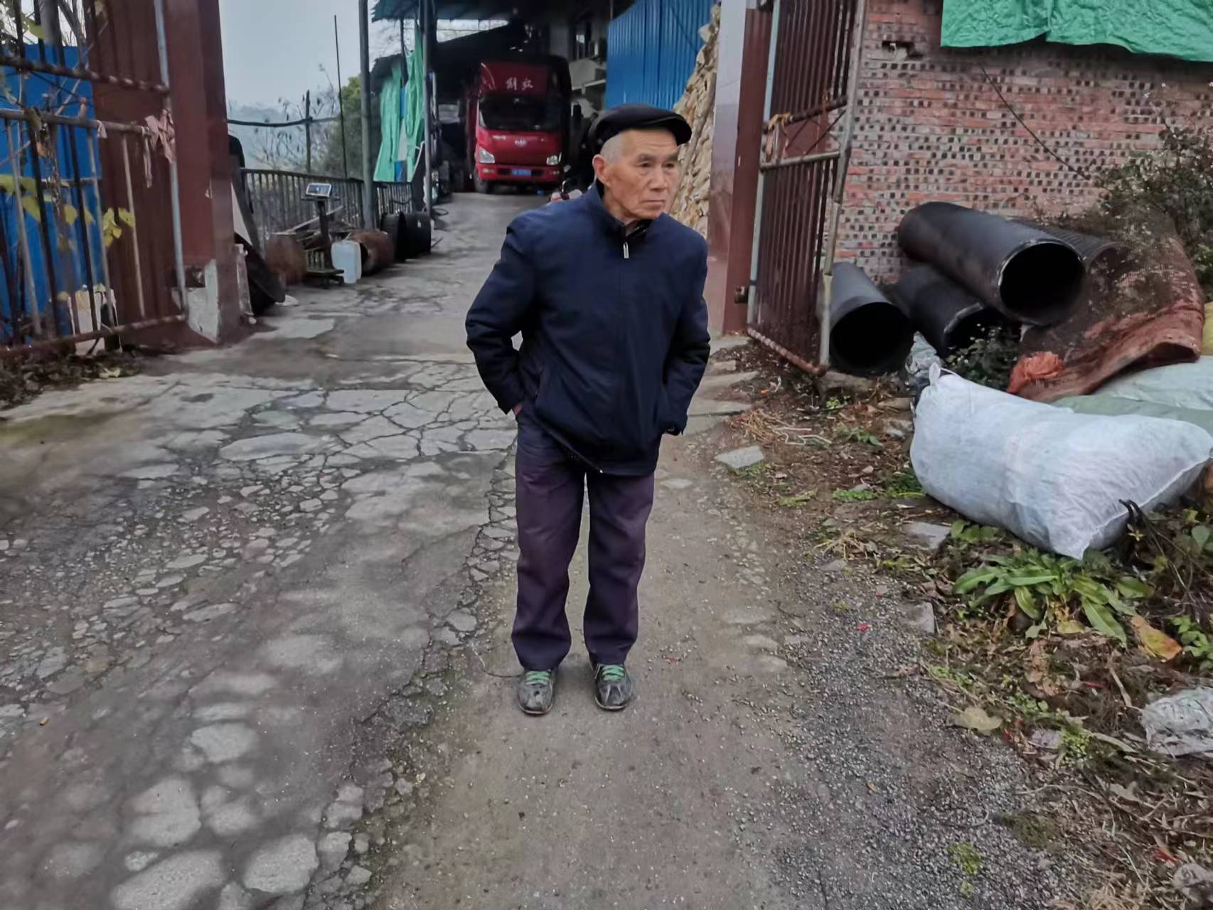 走失者照片 重庆市急寻：七旬老人走失，穿蓝色拖...