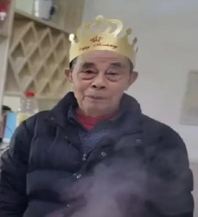 走失者照片 宜宾市急寻：七旬老人走失，穿蓝色裤...