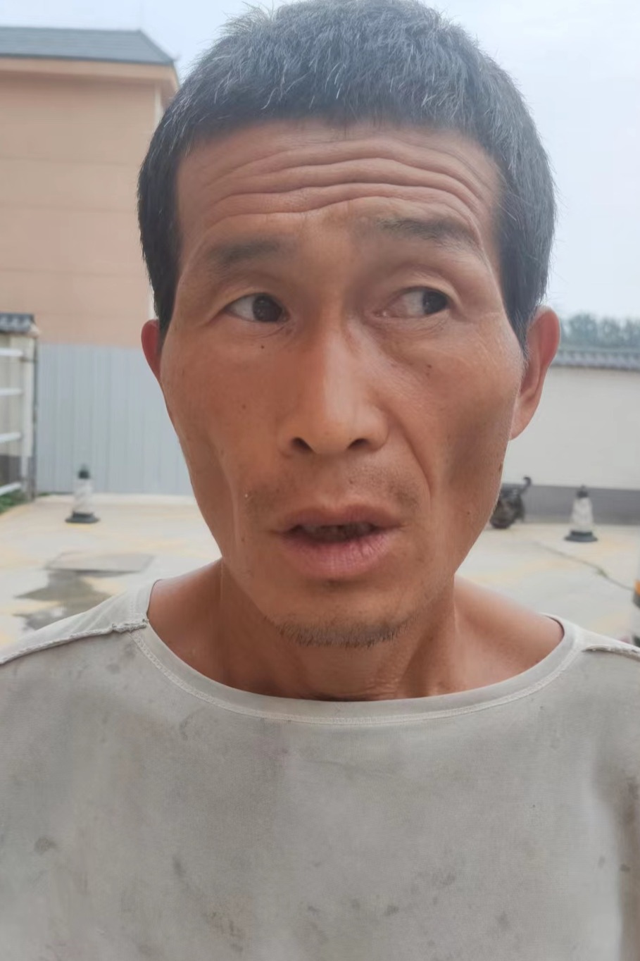 走失者照片 周口市寻亲：五旬男子被救助，穿白色...