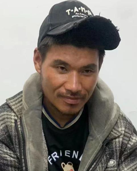 走失者照片 连云港市寻亲：青年男子被救助，戴鸭...