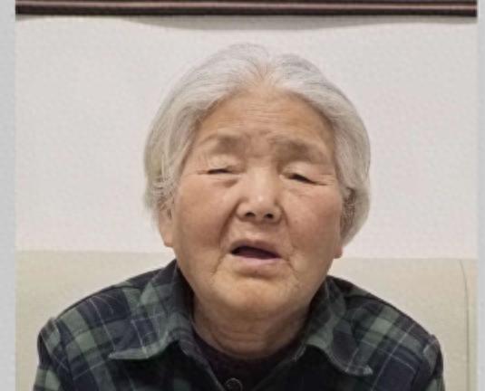 走失者照片 渭南市寻人：七旬老太走失，穿白底绿...