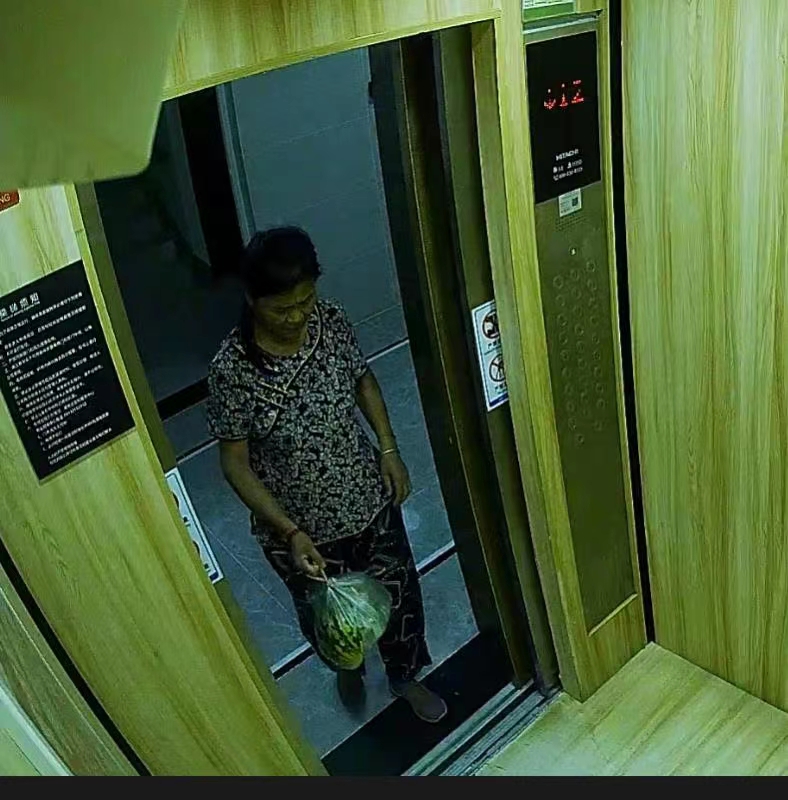 走失者照片 渭南市急寻：五旬女子失联，穿黑色花...