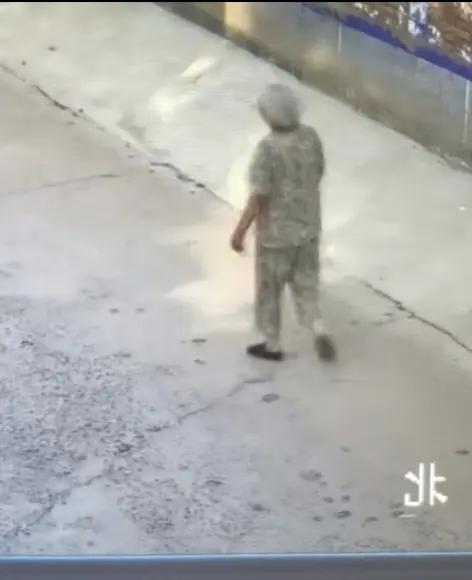走失者照片 渭南市寻人：七旬老太走失，穿白底绿...