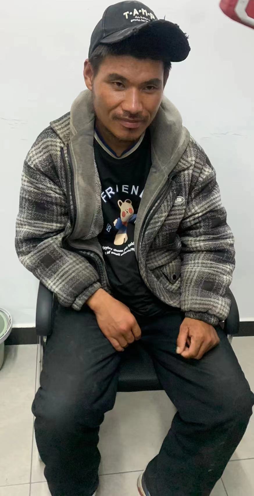 走失者照片 连云港市寻亲：青年男子被救助，戴鸭...