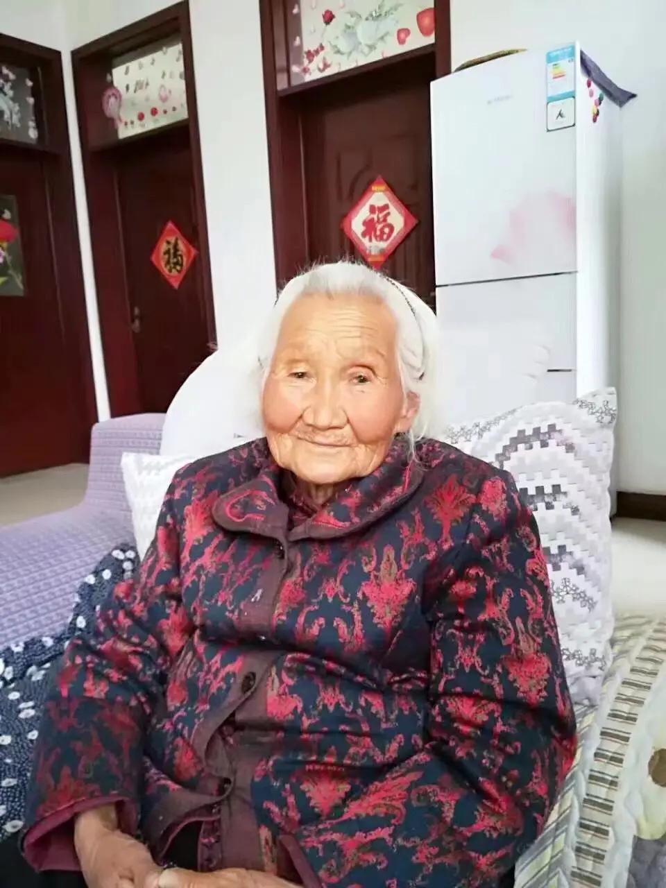 走失者照片 开封市急寻：九旬老太走失，穿一套红...