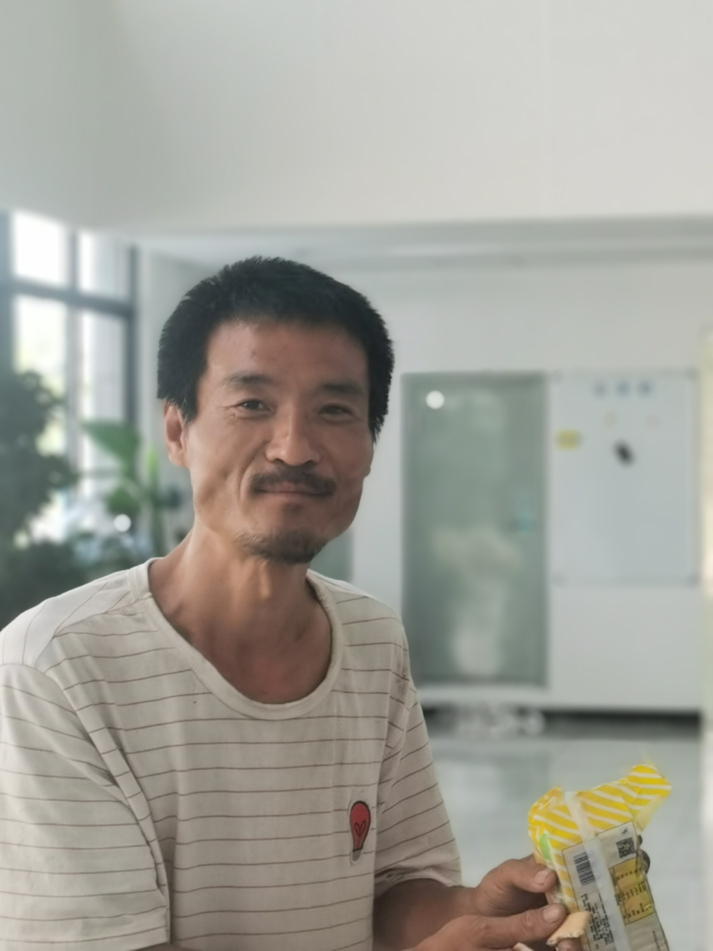 走失者照片 连云港市寻亲：中年男子被救助，穿淡...