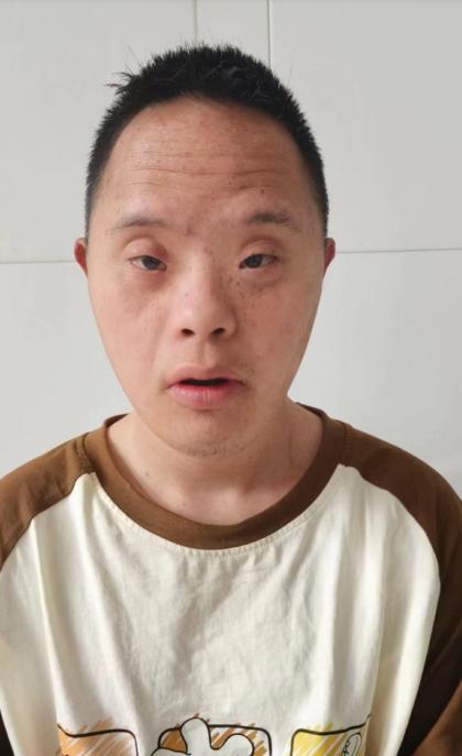 走失者照片 信阳市寻亲：18岁男生被救助，穿米...