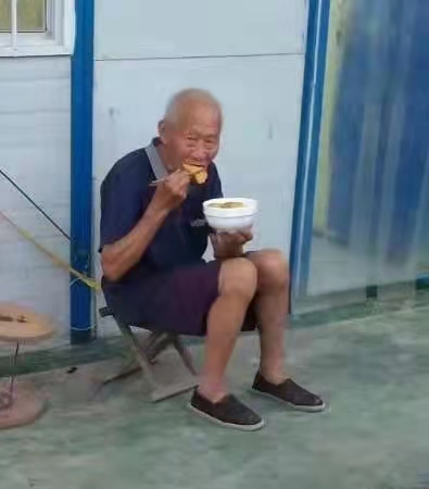 走失者照片 西安市急寻：八旬老人走失，穿黑色鞋...