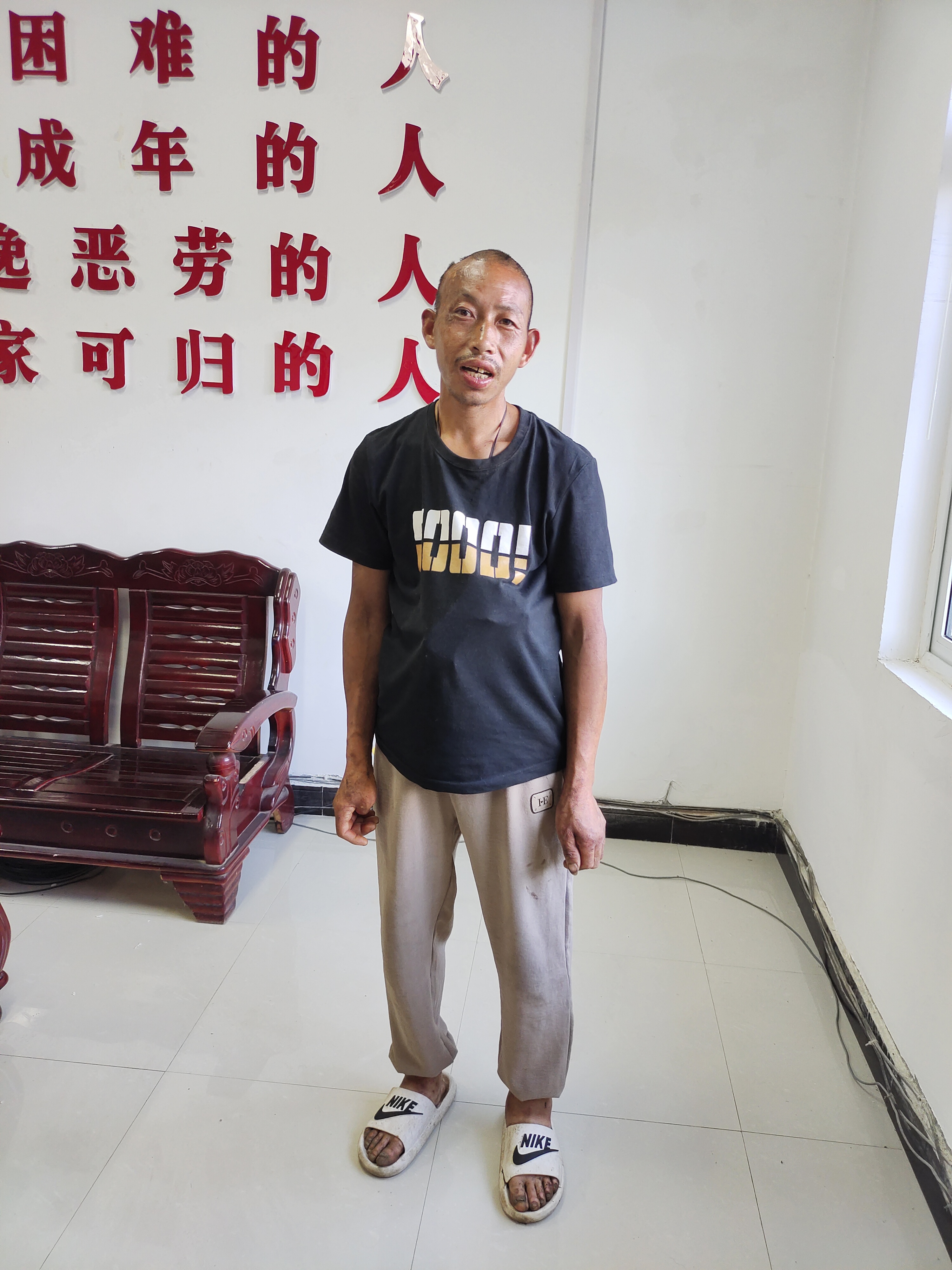 走失者照片 渭南市寻亲：中年男子被救助，穿蓝黑...