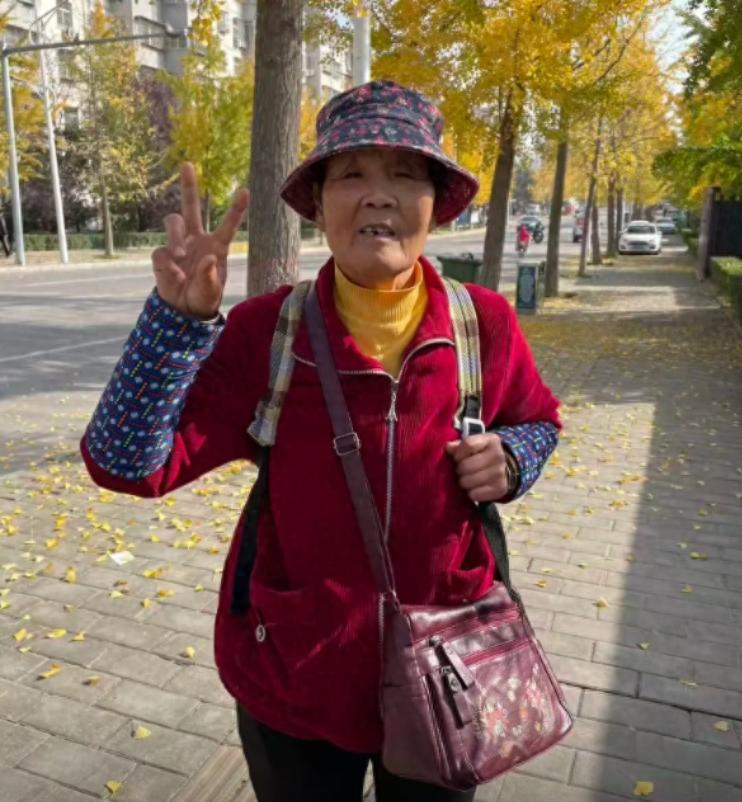 走失者照片 咸阳市寻人：六旬老太走失，穿深红色...