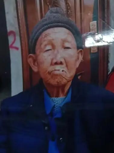 走失者照片 凉山州寻亲：西昌市八旬老人失联，戴...