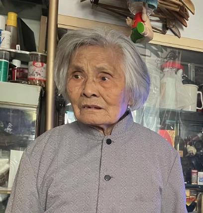 走失者照片 沈阳市寻人：九旬老太失联，穿红色格...