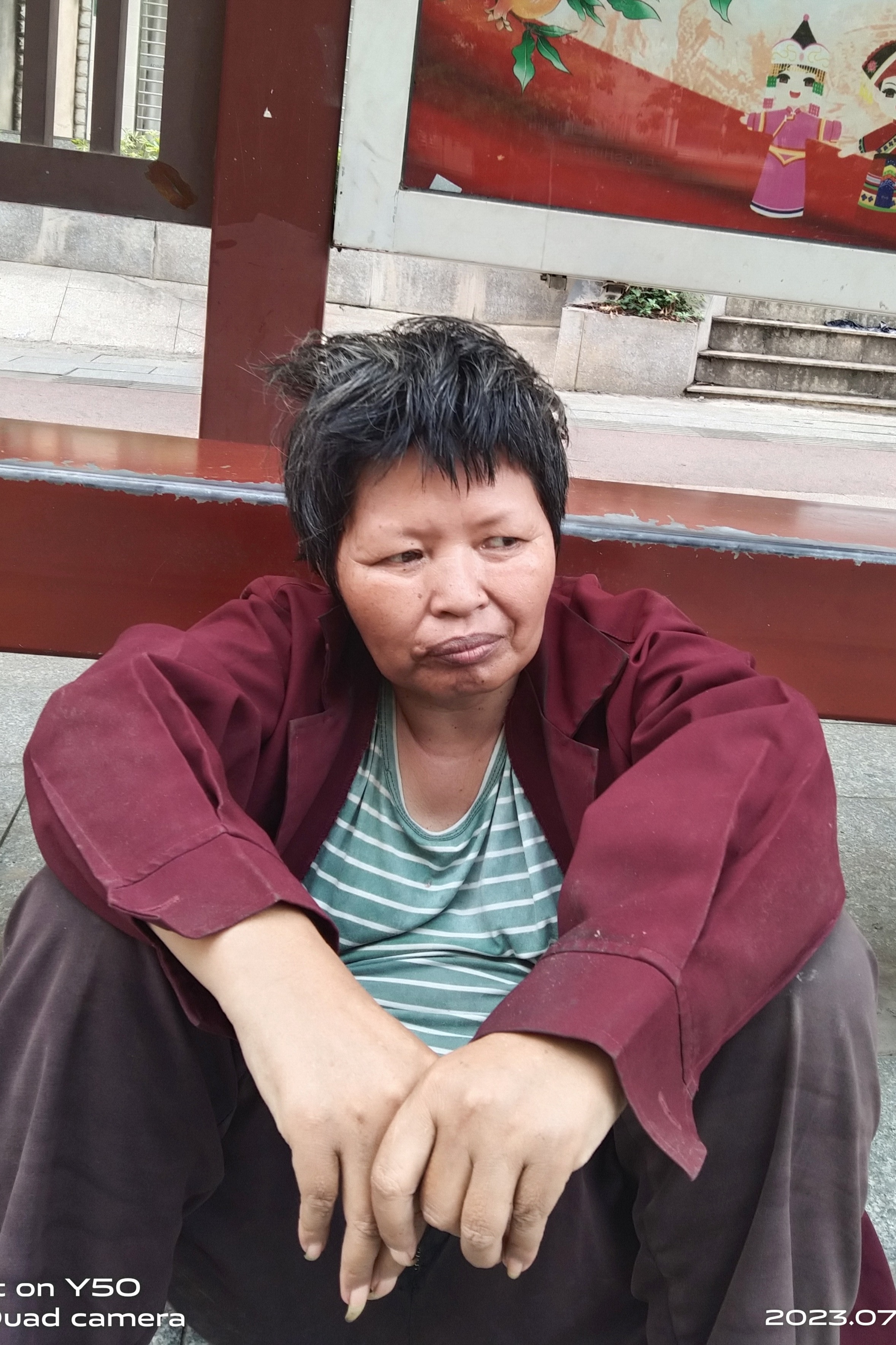 走失者照片 梧州市寻亲：中年女子被救助，穿深红...