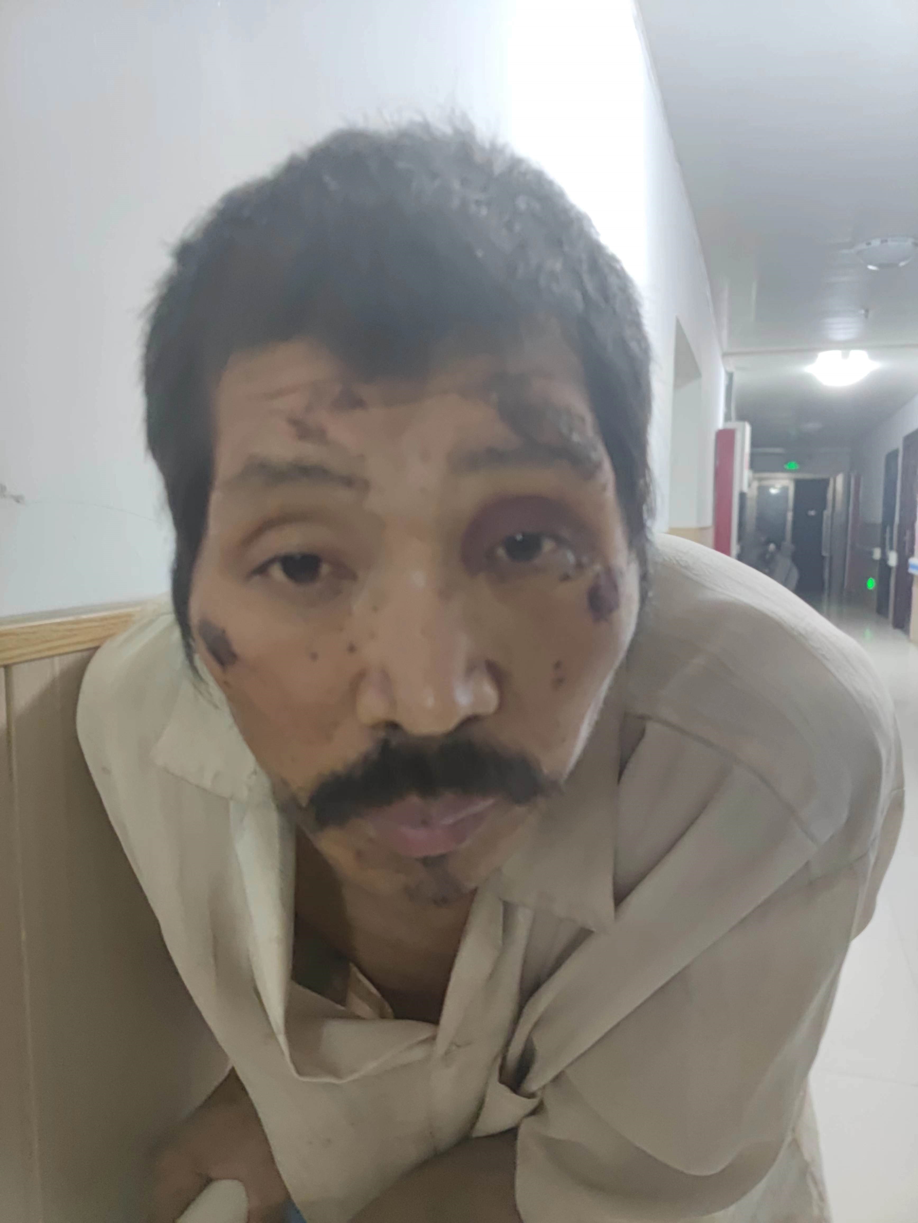 走失者照片 新乡市寻亲：中年男子被救助，穿白色...