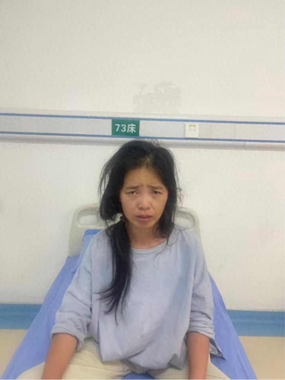 走失者照片 成都市寻亲：青年女子被救助，穿灰色...